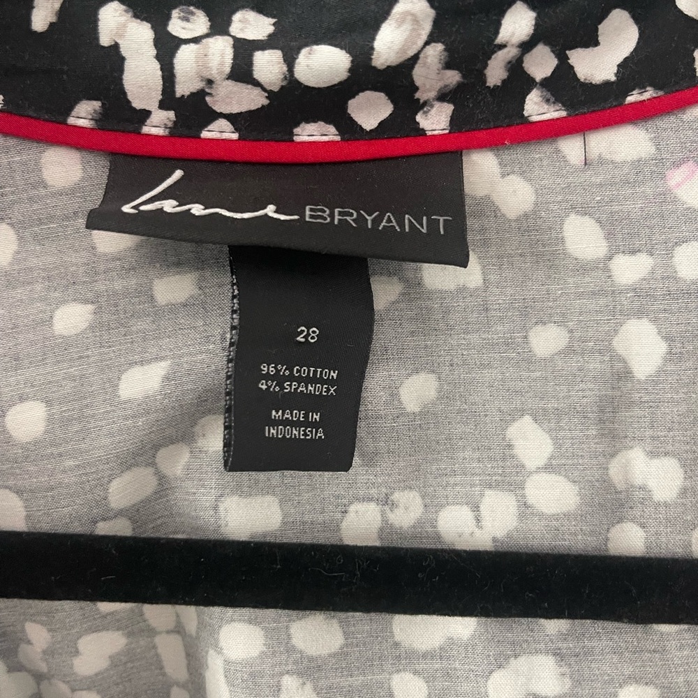 ✨ Lane Bryant Black & White Abstract Print Button-Up Blouse l Size 28 ✨ - Picture 5 of 7